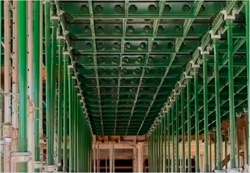 Cimbramento metálico Green Formwork instalado em obra, vista de baixo mostrando painéis e escoras