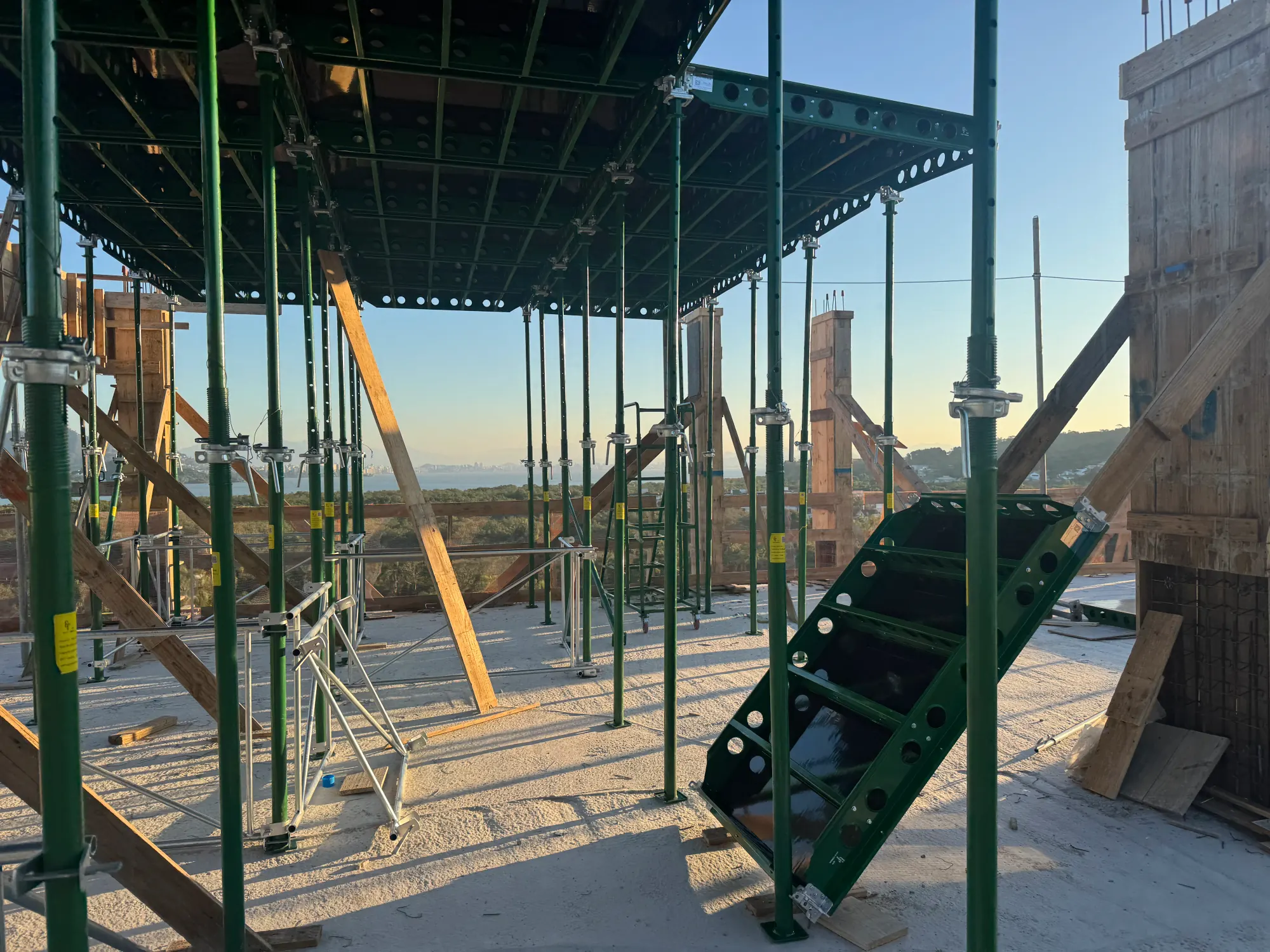 Cimbramento metálico Green Formwork em obra, Florianópolis · SC, foto 4